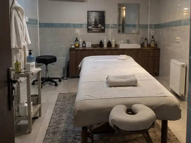 Lavabolu, raflı odada hazır masaj masası — Beyazıt, Masaj Salonun