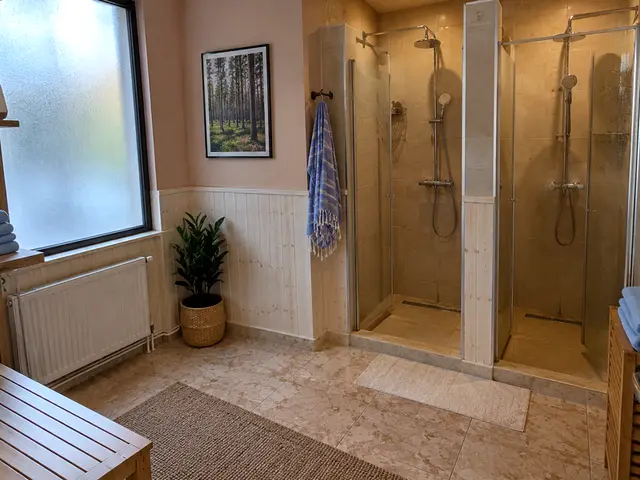 Duş kabinleri ve bank bulunan hamam öncesi alan — Beyazıt, Masaj Salonun